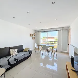 Tout Equipe Avec Terrasse A Cote Des Plages , Marseille France